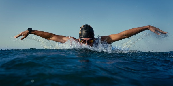 Gorros de natación para aguas abiertas: Cómo elegir el mejor para entrenar y competir
